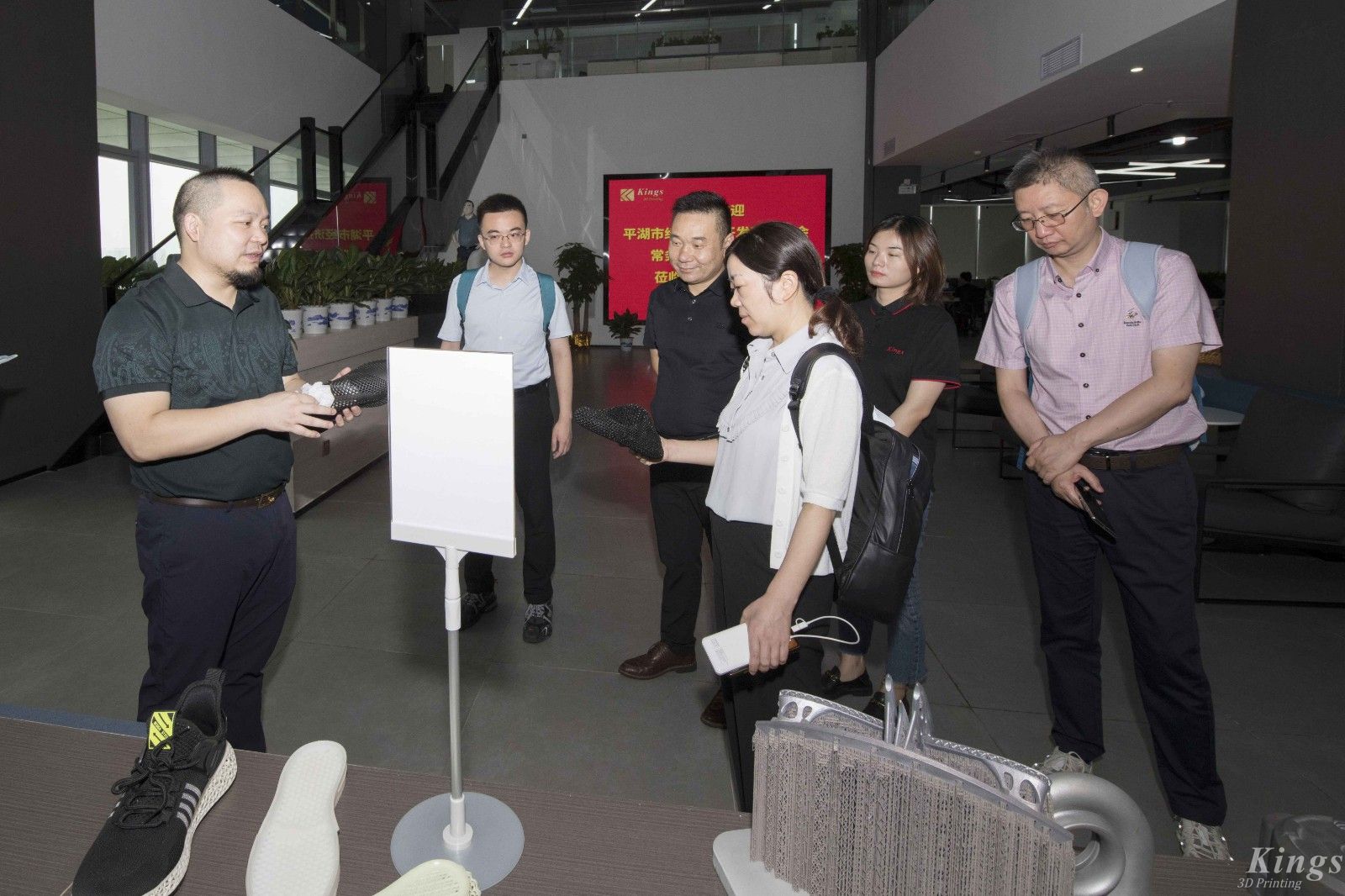 平湖市经济技术开发区管委会常务主任沈叶娟一行领导莅临金石三维指导工作 平湖市经济技术开发区管委会常务主任沈叶娟一行领导莅临金石三维指导工作